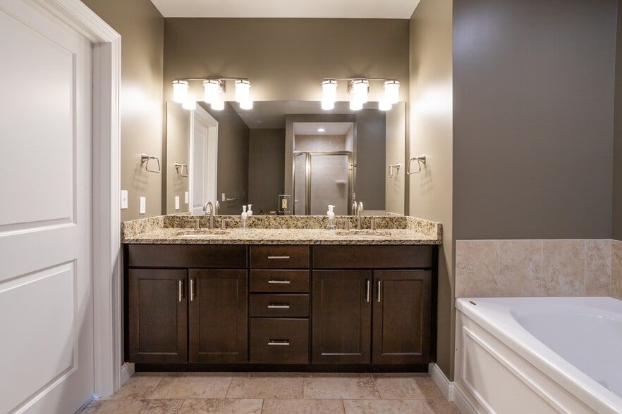 Primary Bath (Adjoining Primary Bedroom) - 1221 Broad St
