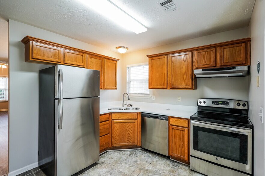 Building Photo - 1825 Lakewood Village Dr