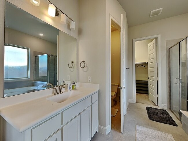 Building Photo - 721 Precious Dr