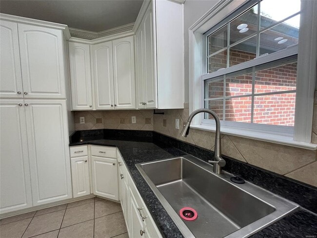 Building Photo - 704 Emerald Dr