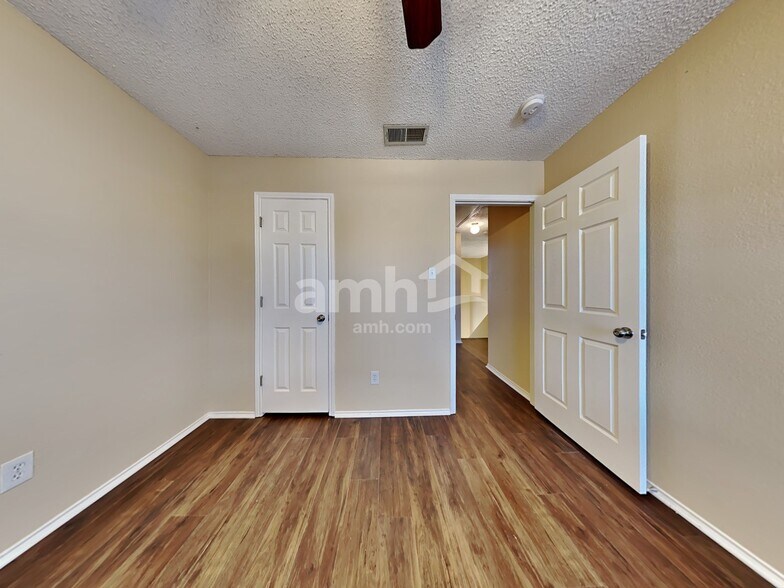 Building Photo - 2101 Flamingo Dr