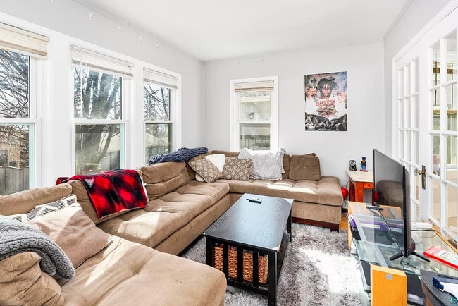 Building Photo - 2114 E 4th St