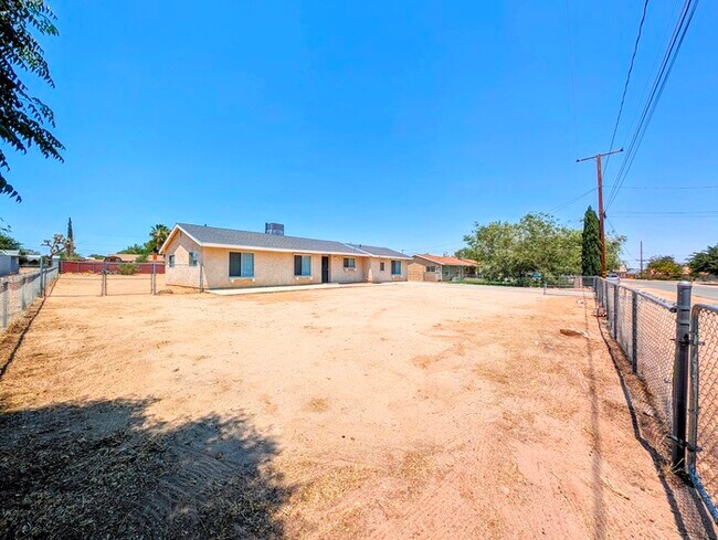Building Photo - 4 bed with Dual master bedrooms and Solar ...