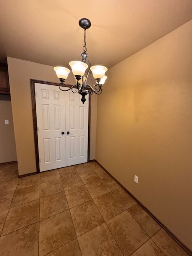 Building Photo - 3 bed 2 bath duplex in Chickasha