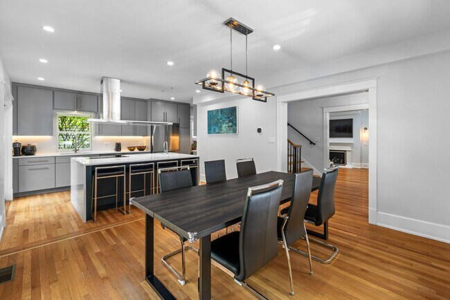 Building Photo - *Beautifully Updated & Spacious 4BD/3.5BA ...