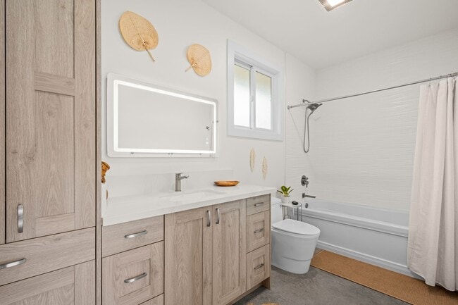 Building Photo - Contemporary Home in Gated Community