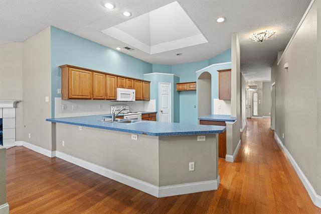 Building Photo - 5636 Creekhollow Dr