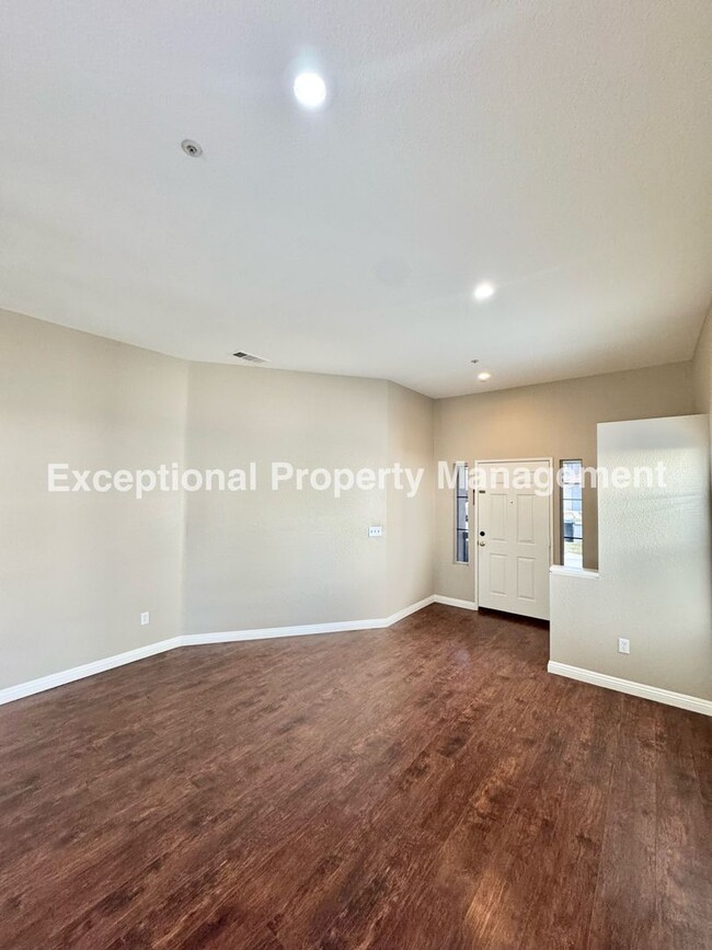 Building Photo - Great 3 bed 2 bath single story
