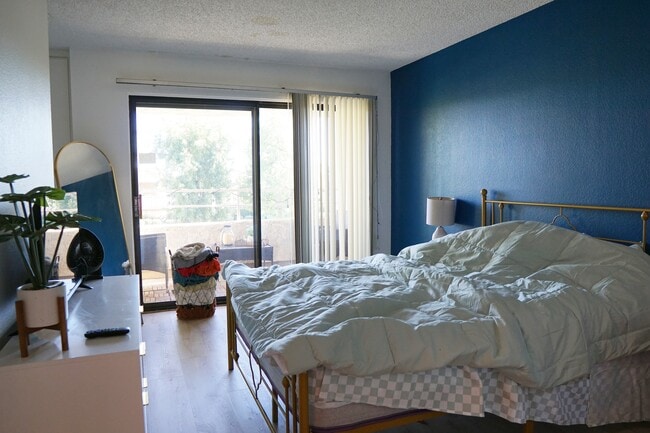 Building Photo - 437 S Calle El Segundo