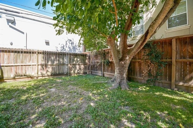 Building Photo - 2718 Wroxton Rd