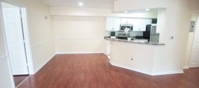 Building Photo - For Rent Beautiful 2/2 First Floor Condo a...