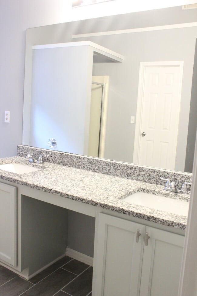 Building Photo - 2266 Charleston Pointe SE