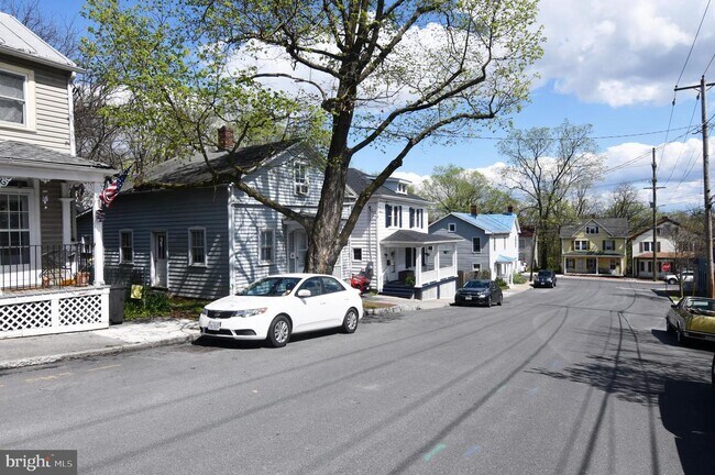 Building Photo - 122 E Monmouth St