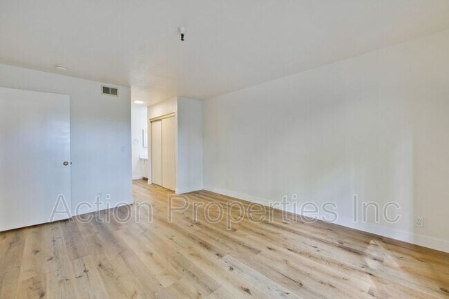 Building Photo - 2211 Latham St
