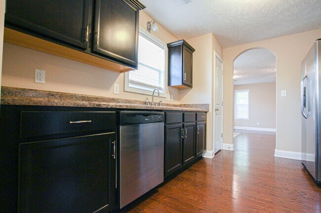 Building Photo - Pet Friendly Ranch!