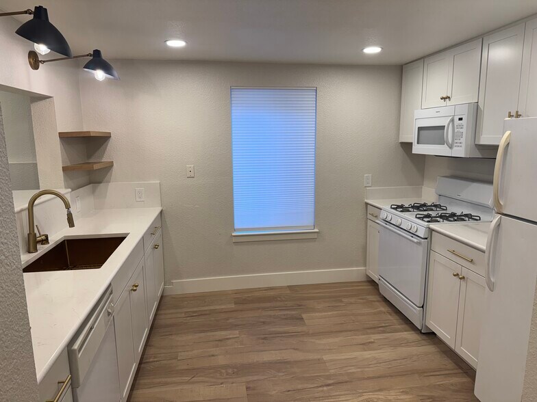 Kitchen - 927 Stewart St