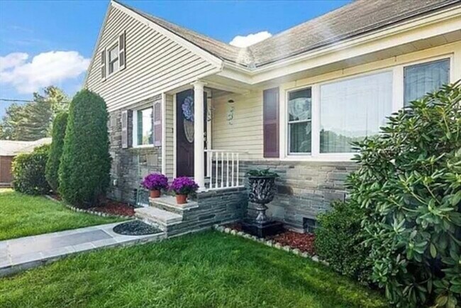 Building Photo - 3 Greenview Rd