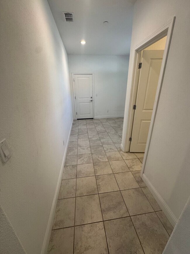 Building Photo - 3 bedroom | 3.5 bathroom | Davis Single Fa...