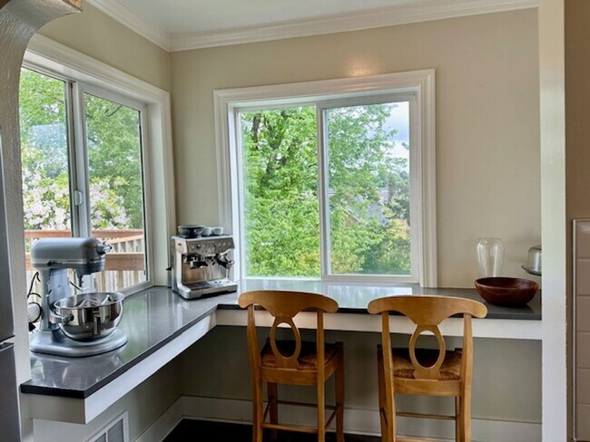 Building Photo - Spacious 4 Bedroom Home Minutes from Green...