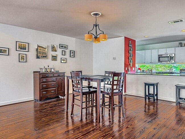 Building Photo - Charming, modern, 3 Bedroom Townhome in Ho...