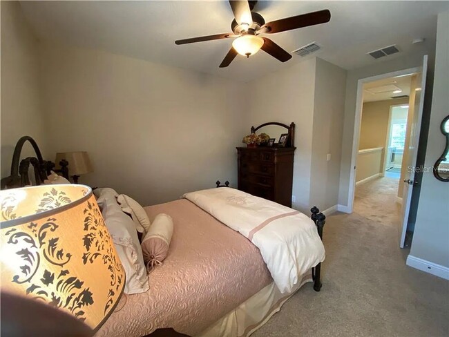 Building Photo - Large 3 Bed 3.5 Bath 2 Car Garage Townhous...