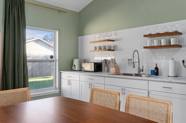 Building Photo - 808 Arietta Dr