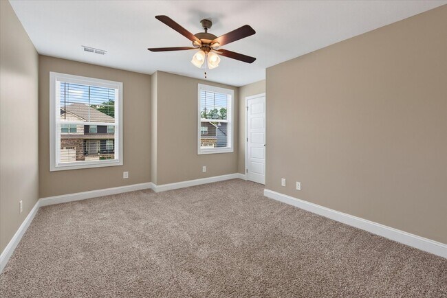 Building Photo - Pet Friendly Three Bedroom!