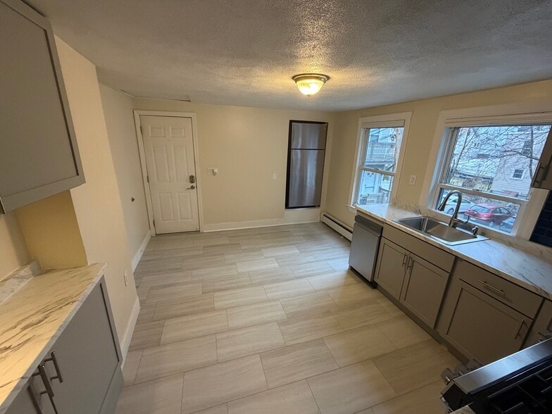 Building Photo - 67 Oak St