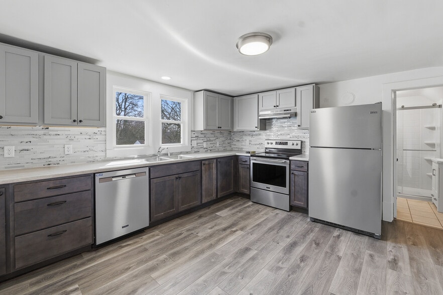 Building Photo - 418 S Spring St