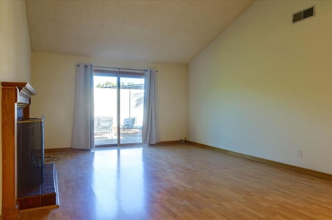 Building Photo - Great Home in Secure Complex