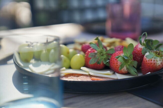 Building Photo - 720 1/2 West Woodlawn Avenue-SI ID1271939P