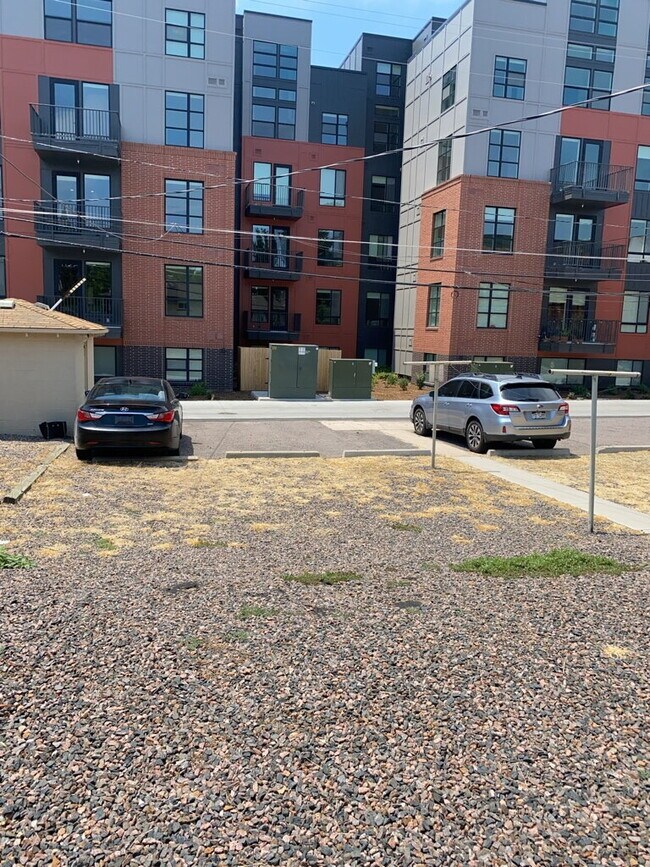 Building Photo - AVAILABLE NOW!  "Charming 2-Bedroom Gem in Denver's Heart with Spacious Layout - 837 Sq Ft of Coz...