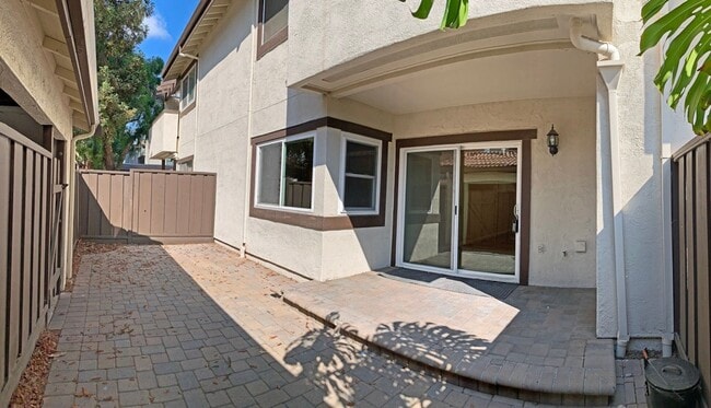 Building Photo - Beautifully Updated 2 Bedroom, 2 Bathroom ...