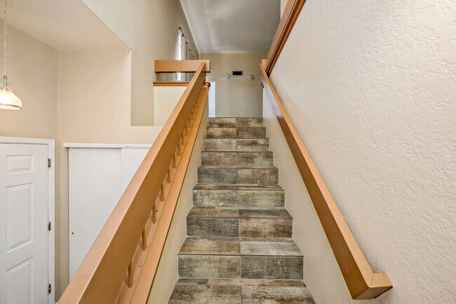 Building Photo - Colette Circle Condo