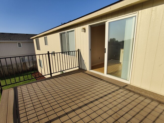 Building Photo - Horn Rapids Home with Bonus Room, Deck, an...