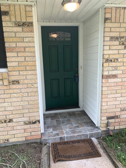 Front Entry - 5005 Ash Ct