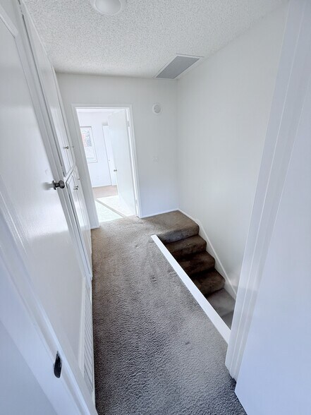 Upstairs hallway - 3737 Portofino Way