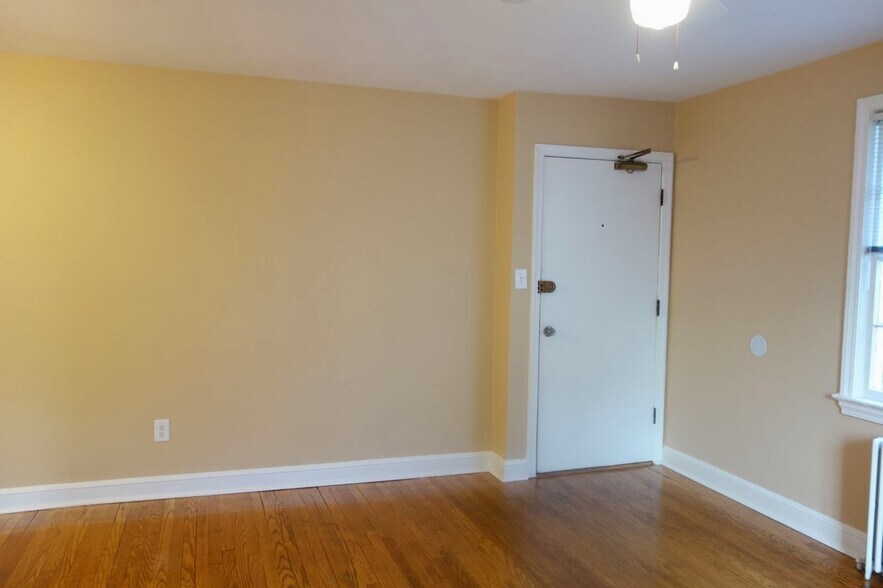 Building Photo - 816 Greenwood Cir