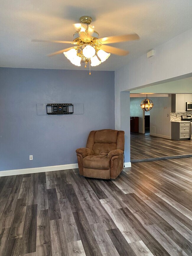 Building Photo - 3/2 Home In Downtown/Conway Area! Zoned fo...