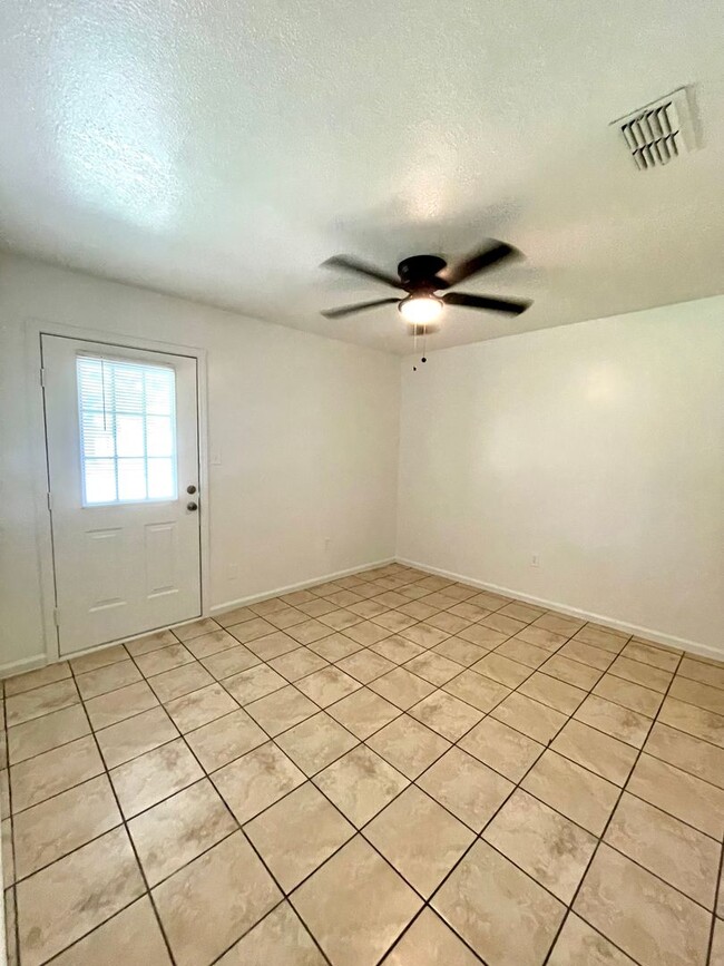 Building Photo - 2 Bed / 1 Bath Apartment In Truman Availab...