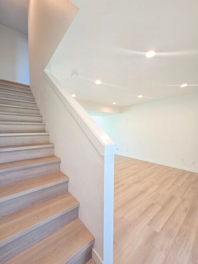 Building Photo - $2,500 - 4 Bed / 2.5 Stunning Home in Five Mile Prairie Neighborhood