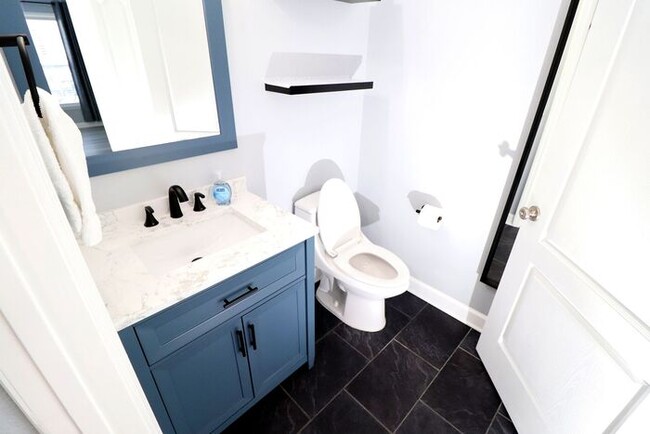 Building Photo - Newly renovated first floor condo! 2 bedrooms