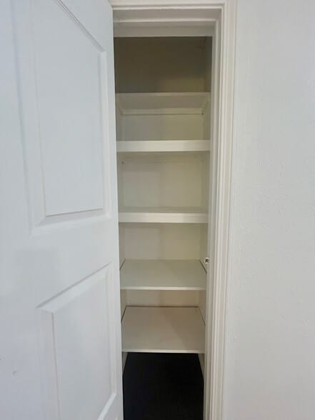 Building Photo - 2002 Oak Creek Ct