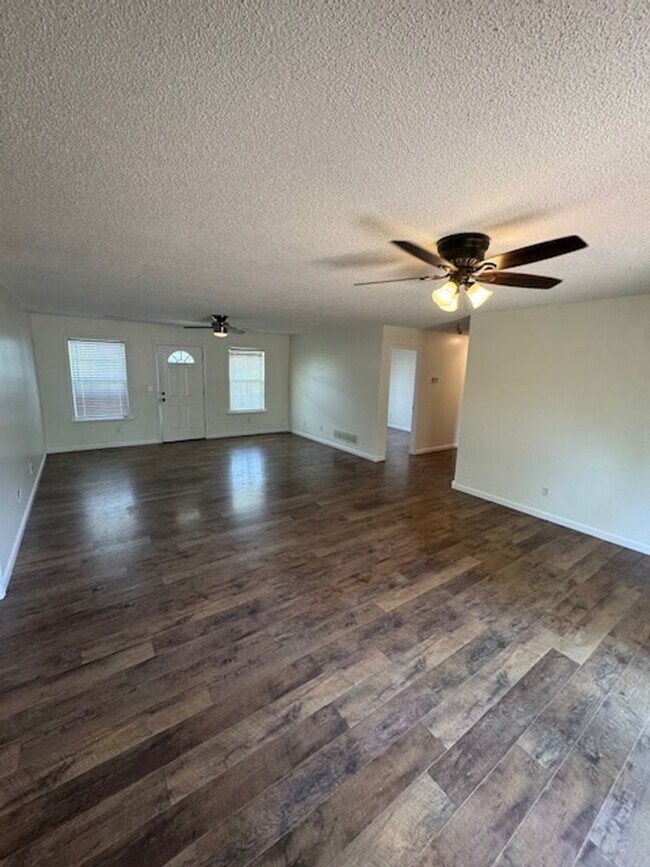 Building Photo - 394 Valley View Dr