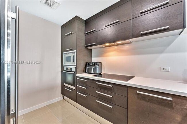 Building Photo - 900 Biscayne Blvd