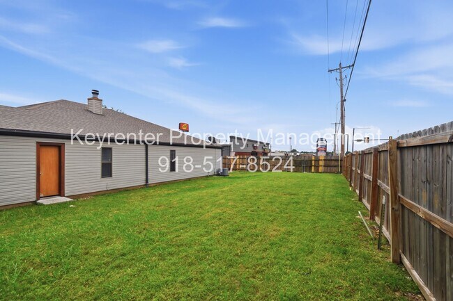 Building Photo - 6506/6508 E 90th St Duplex