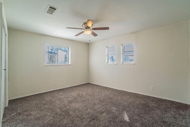 Building Photo - Newly Remodeled & Ready to Move In!