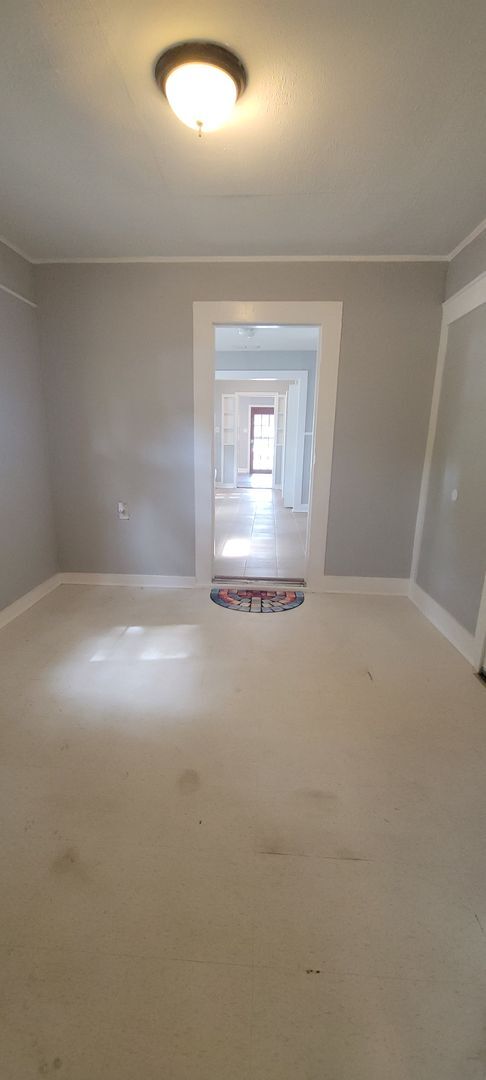 Building Photo - Beautiful 3 bedroom/1.5 bathroom house wit...