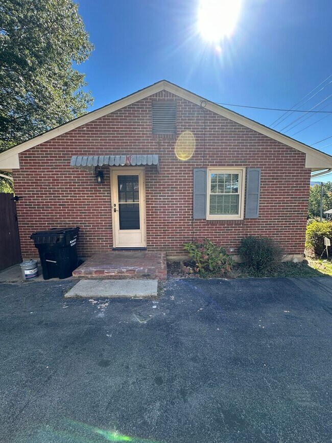 Building Photo - 3 bedrooms 2 baths, Split Level in the loc...