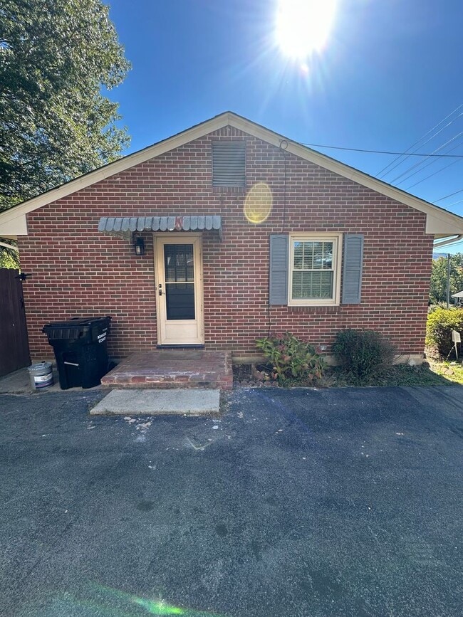 Building Photo - 3 bedrooms 2 baths, Split Level in the located in Roanoke County